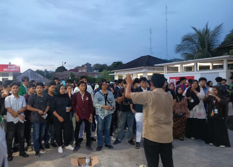 Mosi tidak percaya kepada BEM Sumbar disampaikan sejumlah mahasiswa melalui pernyataan sikap pasca aksi demonstrasi, Senin (15/6/2026) (Genta Andalas/Berkah Ibadarurrahman Siregar)