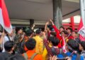 Massa aksi menyampaikan aspirasi di depan pintu masuk Kantor Gubernur Sumatera Barat pada Kamis (25/06/2026) (Genta Andalas/Aurelia Syabandini)