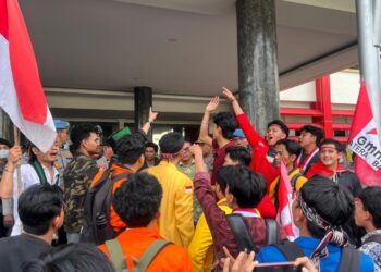 Massa aksi menyampaikan aspirasi di depan pintu masuk Kantor Gubernur Sumatera Barat pada Kamis (25/06/2026) (Genta Andalas/Aurelia Syabandini)