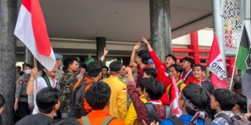 Massa aksi menyampaikan aspirasi di depan pintu masuk Kantor Gubernur Sumatera Barat pada Kamis (25/06/2026) (Genta Andalas/Aurelia Syabandini)