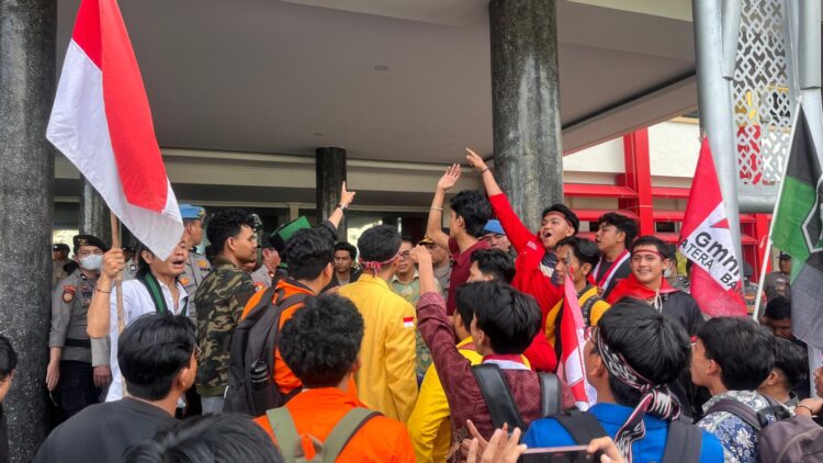 Massa aksi menyampaikan aspirasi di depan pintu masuk Kantor Gubernur Sumatera Barat pada Kamis (25/06/2026) (Genta Andalas/Aurelia Syabandini)