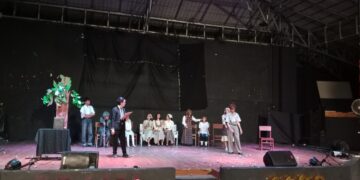 Para aktor mementaskan drama The Lottery pada gelaran English Drama Performance 2026 di SMKN 7 Padang, Sabtu (27/6/2026) (Genta Andalas/Aulia Rindu)