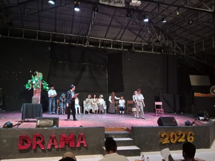 Para aktor mementaskan drama The Lottery pada gelaran English Drama Performance 2026 di SMKN 7 Padang, Sabtu (27/6/2026) (Genta Andalas/Aulia Rindu)