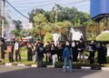 Massa Aksi Kamisan sedang membentangkan spanduk dan kertas aspirasi di depan Gedung DPRD Sumatra Barat pada Kamis (11/6/2026) (Genta Andalas/Zulaizah)