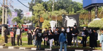 Massa Aksi Kamisan sedang membentangkan spanduk dan kertas aspirasi di depan Gedung DPRD Sumatra Barat pada Kamis (11/6/2026) (Genta Andalas/Zulaizah)