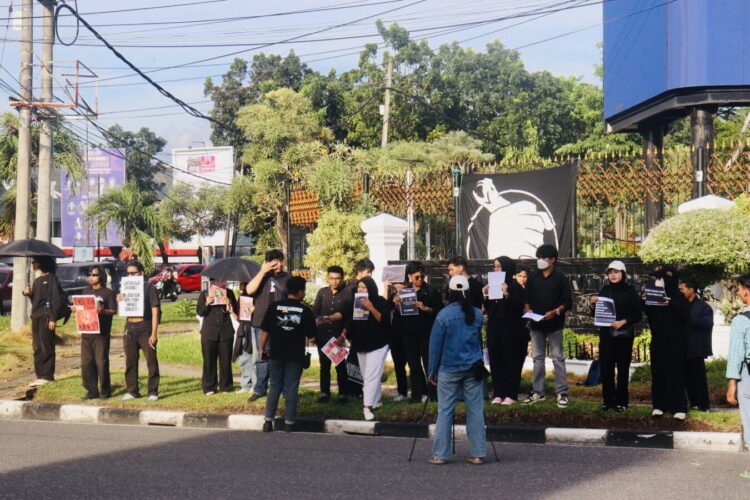 Massa Aksi Kamisan sedang membentangkan spanduk dan kertas aspirasi di depan Gedung DPRD Sumatra Barat pada Kamis (11/6/2026) (Genta Andalas/Zulaizah)
