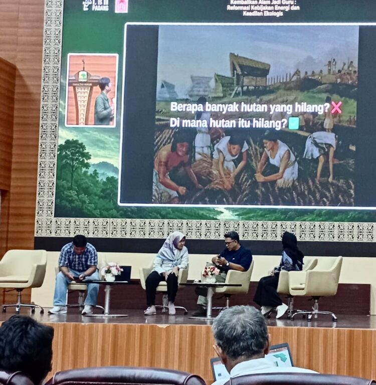 Situasi Pelaksanaan Diseminasi Riset tema Kebencanaan oleh Lembaga Bantuan Hukum (LBH) Padang di Gedung Serba Guna (GSG) Fakultas Hukum Universitas Andalas pada Kamis (4/6/2026) (Genta Andalas/Irfan Deri Saputra)