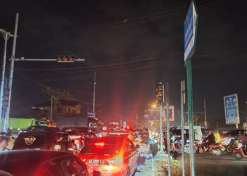 Terjadi kemacetan akibat lampu lalu lintas di baypass ketaping pada Sabtu (13/6/2026) (Genta Andalas/ Tantri Pramudita)