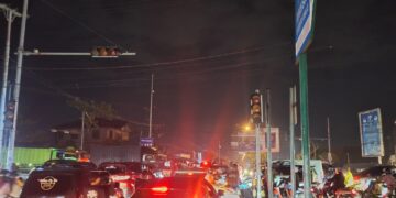 Terjadi kemacetan akibat lampu lalu lintas di baypass ketaping pada Sabtu (13/6/2026) (Genta Andalas/ Tantri Pramudita)