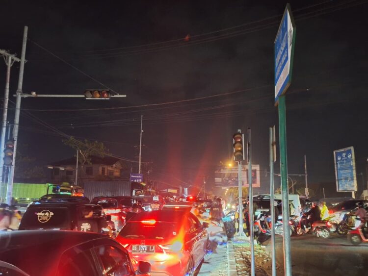 Terjadi kemacetan akibat lampu lalu lintas di baypass ketaping pada Sabtu (13/6/2026) (Genta Andalas/ Tantri Pramudita)