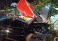 Kondisi mobil hitam pasca kecelakaan beruntun di Jl. Dr. Moh. Hatta pada Senin (15/6/2026) (Genta Andalas/Nabil Nur Insani)