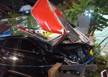 Kondisi mobil hitam pasca kecelakaan beruntun di Jl. Dr. Moh. Hatta pada Senin (15/6/2026) (Genta Andalas/Nabil Nur Insani)