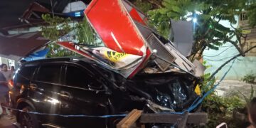 Kondisi mobil hitam pasca kecelakaan beruntun di Jl. Dr. Moh. Hatta pada Senin (15/6/2026) (Genta Andalas/Nabil Nur Insani)
