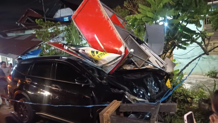Kondisi mobil hitam pasca kecelakaan beruntun di Jl. Dr. Moh. Hatta pada Senin (15/6/2026) (Genta Andalas/Nabil Nur Insani)