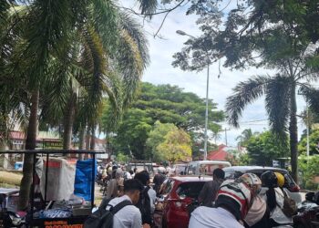 Terjadi kemacetan di depan gerbang UNAND akibat pemangkasan pohon pada Rabu (25/6/2026) (Genta Andalas/Tantri Pramudita).