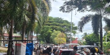 Terjadi kemacetan di depan gerbang UNAND akibat pemangkasan pohon pada Rabu (25/6/2026) (Genta Andalas/Tantri Pramudita).