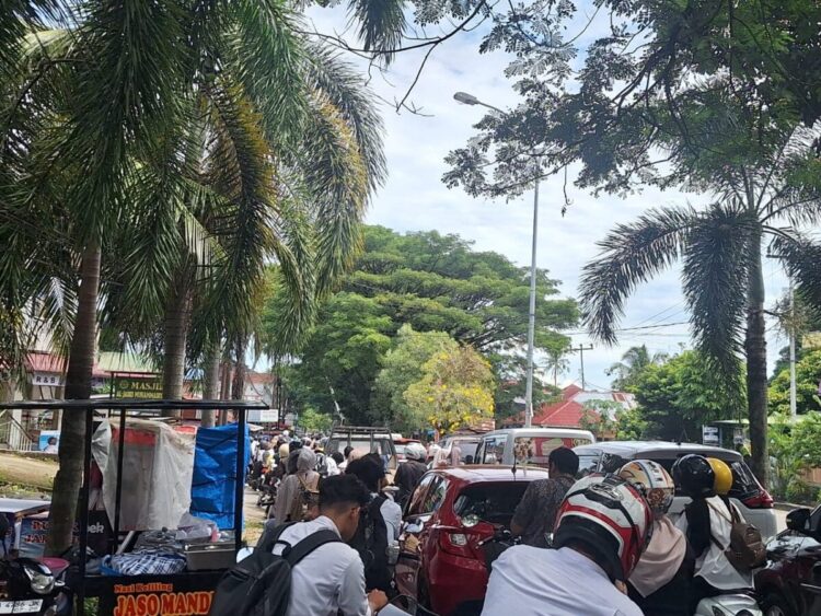 Terjadi kemacetan di depan gerbang UNAND akibat pemangkasan pohon pada Rabu (25/6/2026) (Genta Andalas/Tantri Pramudita).