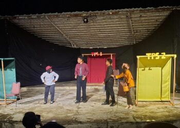 Pertunjukan drama berjudul "TPS" menghadirkan adegan di area pelepasan suara, Rabu (1/7/2026) (Genta Andalas/Syifa Alifah)