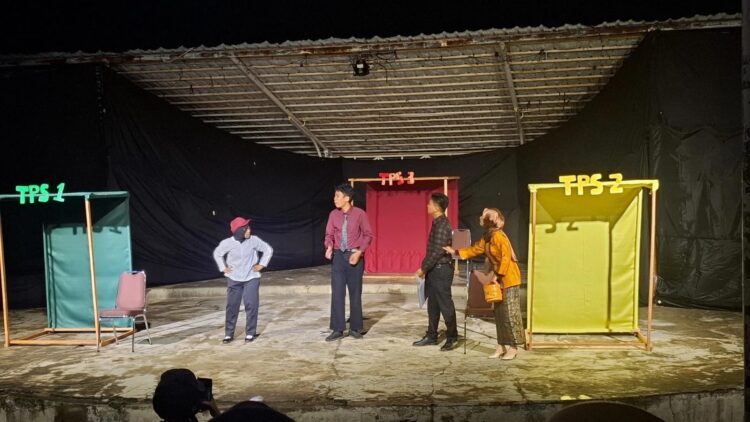 Pertunjukan drama berjudul "TPS" menghadirkan adegan di area pelepasan suara, Rabu (1/7/2026) (Genta Andalas/Syifa Alifah)