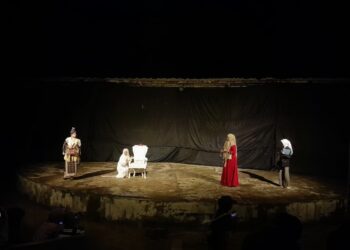 Pementasan drama Nurani oleh mahasiswa Program Studi Sastra Indonesia angkatan 2024 dalam Festival dan Seminar Teater Indonesia di FIB UNAND, Rabu (1/7/2026) (Genta Andalas/Zulaizah)