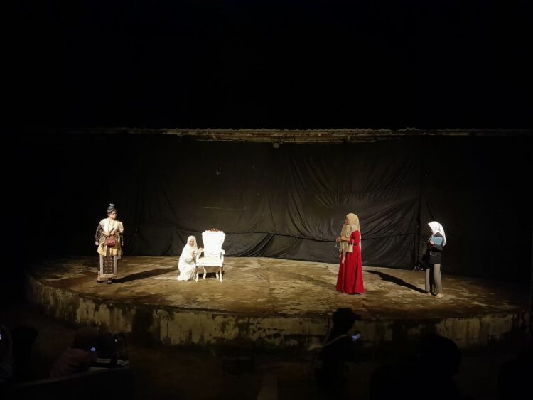 Pementasan drama Nurani oleh mahasiswa Program Studi Sastra Indonesia angkatan 2024 dalam Festival dan Seminar Teater Indonesia di FIB UNAND, Rabu (1/7/2026) (Genta Andalas/Zulaizah)