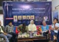 Narasumber menyampaikan pemaparan dalam diskusi publik bertajuk "Sumatera Barat Anti Penyiksaan: Hentikan Kekerasan Negara, Serta Hapus Impunitas dan Ideologi Militerisme" yang digelar di Kantor LBH Padang, Kamis (2/7/2026) (Genta Andalas/Oktavia Ramadhani)