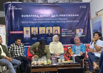 Narasumber menyampaikan pemaparan dalam diskusi publik bertajuk "Sumatera Barat Anti Penyiksaan: Hentikan Kekerasan Negara, Serta Hapus Impunitas dan Ideologi Militerisme" yang digelar di Kantor LBH Padang, Kamis (2/7/2026) (Genta Andalas/Oktavia Ramadhani)
