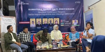 Narasumber menyampaikan pemaparan dalam diskusi publik bertajuk "Sumatera Barat Anti Penyiksaan: Hentikan Kekerasan Negara, Serta Hapus Impunitas dan Ideologi Militerisme" yang digelar di Kantor LBH Padang, Kamis (2/7/2026) (Genta Andalas/Oktavia Ramadhani)
