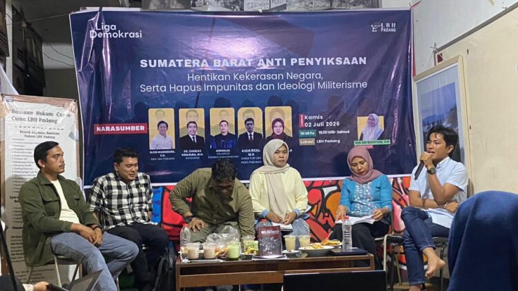 Narasumber menyampaikan pemaparan dalam diskusi publik bertajuk "Sumatera Barat Anti Penyiksaan: Hentikan Kekerasan Negara, Serta Hapus Impunitas dan Ideologi Militerisme" yang digelar di Kantor LBH Padang, Kamis (2/7/2026) (Genta Andalas/Oktavia Ramadhani)
