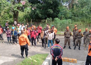 Basarnas melakukan koordinasi kepada personil dan relawan sebelum melakukan pencarian di Hutan Biologi UNAND, Selasa(28/7/2026)