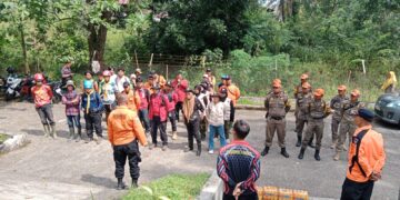 Basarnas melakukan koordinasi kepada personil dan relawan sebelum melakukan pencarian di Hutan Biologi UNAND, Selasa(28/7/2026)