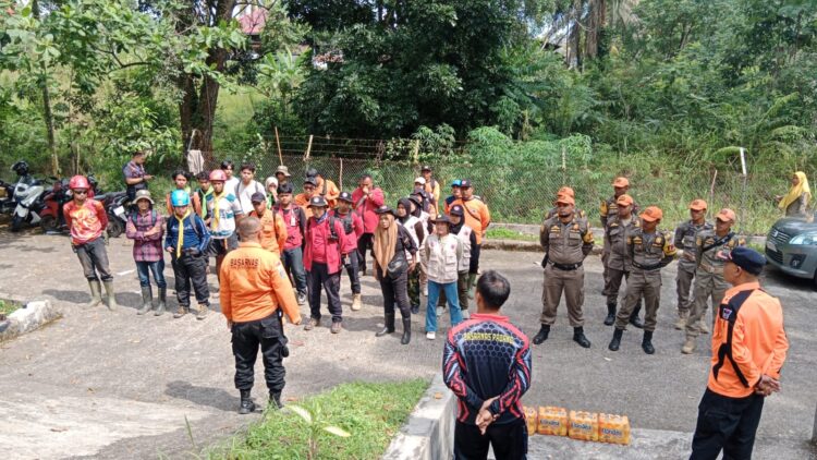 Basarnas melakukan koordinasi kepada personil dan relawan sebelum melakukan pencarian di Hutan Biologi UNAND, Selasa(28/7/2026)