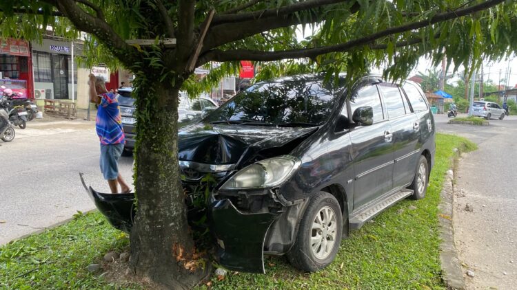 Kondisi mobil usai mengalami kecelakaan tunggal di dekat Simpang Pasie, Kelurahan Kapalo Koto, Kecamatan Pauh, Kota Padang, pada Rabu (5/8/2026) (Genta Andalas/Oktavia Ramadhani)