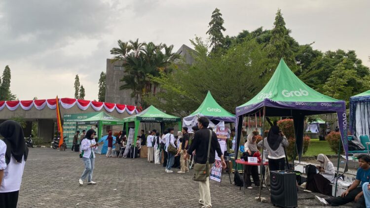 Sejumlah stan UKM UNAND dipindahkan ke lokasi baru pada hari pertama Bakti UNAND 2026, Senin (10/8/2026). (Genta Andalas/Sargita Asmara Dewi)