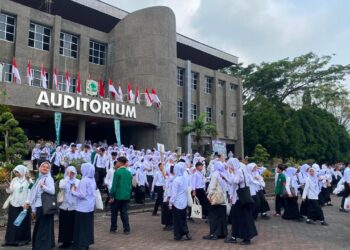 Mahasiswa baru Universitas Andalas (UNAND) mengikuti rangkaian kegiatan BAKTI di Auditorium UNAND, Rabu (12/8/2026). (Genta Andalas/Sargita Asmara Dewi)