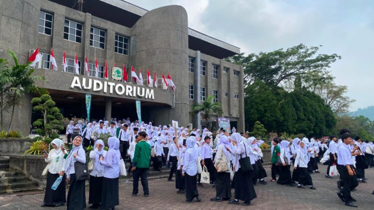 Mahasiswa baru Universitas Andalas (UNAND) mengikuti rangkaian kegiatan BAKTI di Auditorium UNAND, Rabu (12/8/2026). (Genta Andalas/Sargita Asmara Dewi)