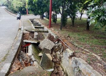 Saluran drainase di belakang Fakultas Farmasi Universitas Andalas (UNAND) mengalami kerusakan setelah hujan deras mengguyur kawasan kampus, sejumlah bagian saluran terlihat jebol dengan material beton dan tanah berserakan di sekitar drainase, Rabu (13/8/2026). (Genta Andalas/M. Dhiaurrahman Alfatih)
