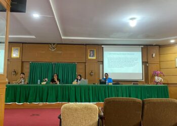 Diskusi Publik bertajuk “Membaca Kerusakan Alam Melalaui Sastra" oleh Labor Penulisan kreatif (LPK) dan Perhimpunan Bantuan Hukum Indonesia( PBHI) di ruang seminar FIB pada kamis (3/9/2026) (Genta Andalas/Sargita Asmara Dewi)