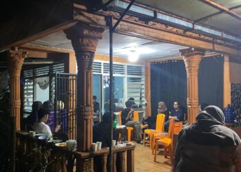 Suasana sesi diskusi bertajuk “Ekonomi Restoratif Bencana Ekologis Deforestasi” dalam diskusi publik di Sekretariat AJI Padang, Rabu (2/9/2026). (Genta Andalas/Hadid Jailani Latif Utama)