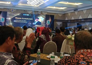 Penyampaian sambutan dari Ketua Umum Ikatan Keluarga Alumni Universitas Andalas (IKA UNAND), Denny Abdi, di Pengeran Beach Hotel pada Senin (14/9/2026)(Oktavia Ramadhani)