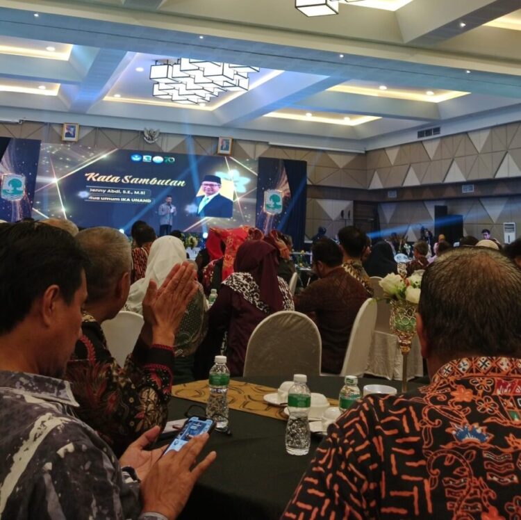 Penyampaian sambutan dari Ketua Umum Ikatan Keluarga Alumni Universitas Andalas (IKA UNAND), Denny Abdi, di Pengeran Beach Hotel pada Senin (14/9/2026)(Oktavia Ramadhani)